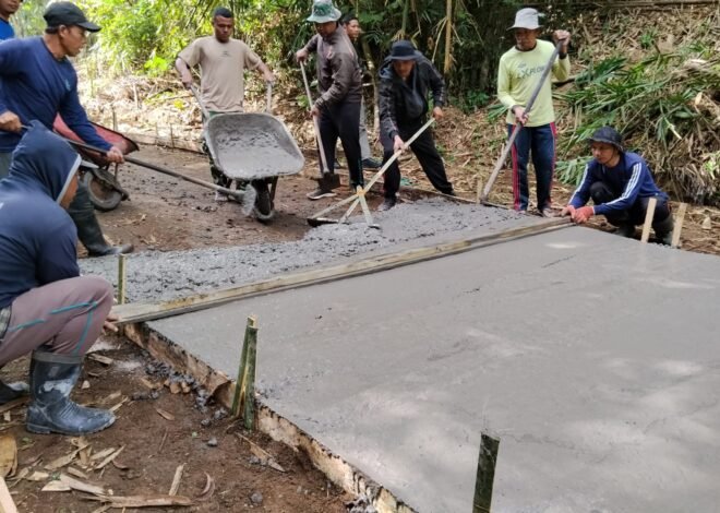 Cuaca Berubah-ubah Tak Hambat Semangat Satgas TMMD Ke-129 Bangli Tuntaskan Rabat Beton