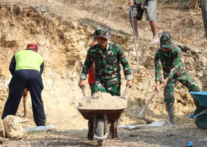 Arko dan Karung Goni Jadi Andalan, Satgas TMMD ke-129 Bersama Warga Kebut Pengurukan Jalan Desa Tlemang
