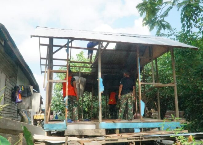 Semangat Gotong Royong Warnai Pembongkaran RTLH Bapak Ilham oleh Satgas TMMD Ke-129