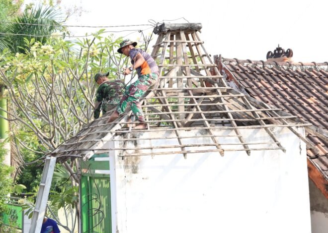 ​Dari Kayu Lapuk Menjadi Benteng Keamanan: Satgas TMMD ke-129 Kebut Pembenahan Atap Pos Kamling Desa Tlemang