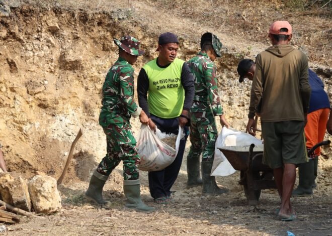 ​Arko dan Karung Goni Jadi Saksi: Satgas TMMD 129 dan Warga Tlemang Bahu-Membahu Gelar Pengurukan Jalan