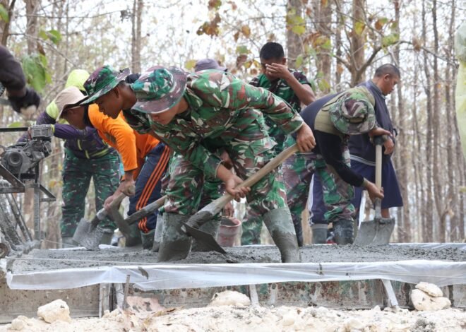 Dari Keringat Menjadi Harapan yang terwujud: Kehangatan Gotong Royong TNI dan Warga di TMMD ke-129 Kodim 0812/Lamongan