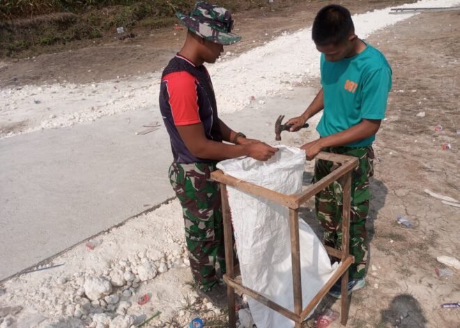 Dukung Turnamen Bola Voli, Satgas TMMD ke-129 Kodim 0812/Lamongan Buat Tempat Sampah di Lapangan Desa Tlemang