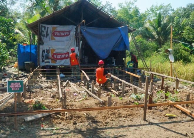 Gotong Royong TNI dan Warga Percepat Pembangunan RTLH Sasaran 3 TMMD Ke-129