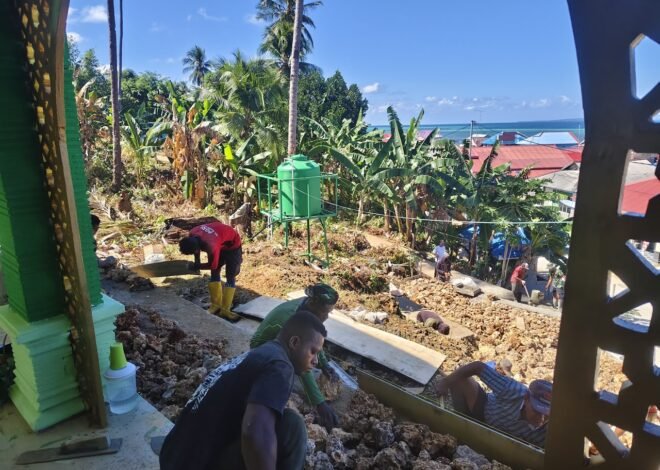 Gotong Royong Satgas TMMD dan Masyarakat Cor Tangga di Lokasi Manunggal Air Bersih