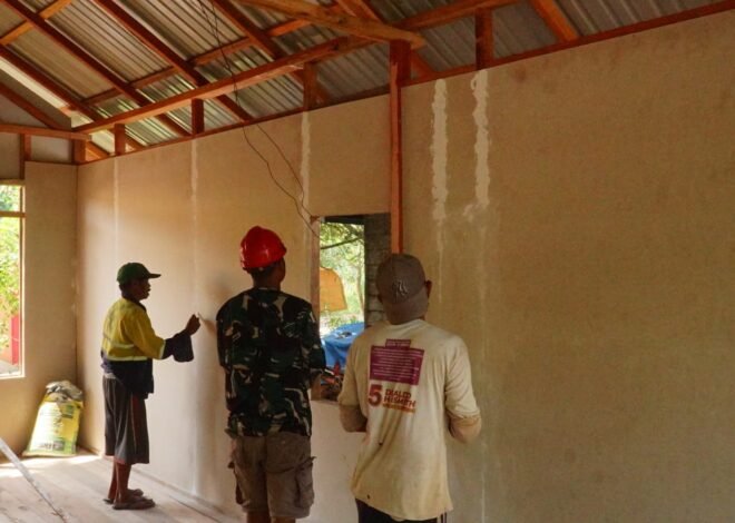 Gotong Royong Pendempulan Dinding RTLH, Satgas TMMD dan Warga Percepat Pembangunan