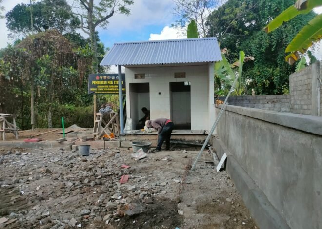 Gotong Royong Warnai Pembangunan MCK Fasum, Satgas TMMD dan Warga Sekardadi Kompak Bekerja