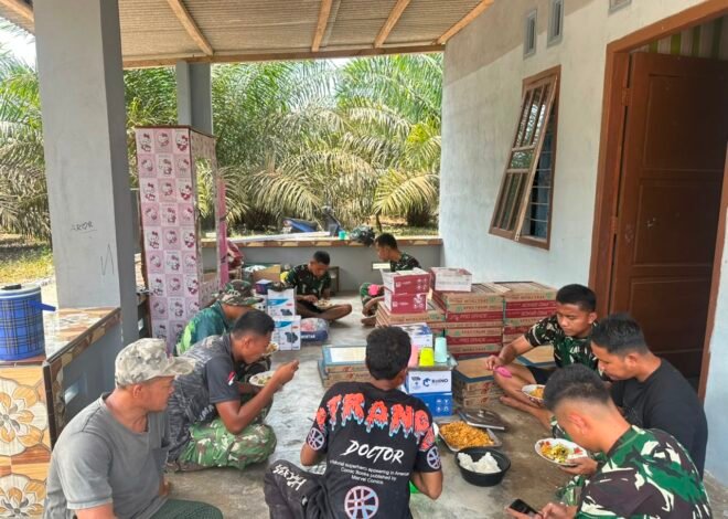 Makan Siang Bersama, Satgas TMMD 129 Kodim Bangka dan Pemilik RTLH Makin Akrab