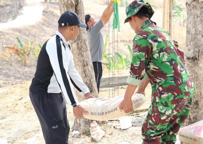 Semangat Gotong Royong: Satgas TMMD ke-129 Kodim 0812/Lamongan bersama Warga Angkat Material Semen Demi Pembangunan Bak Air