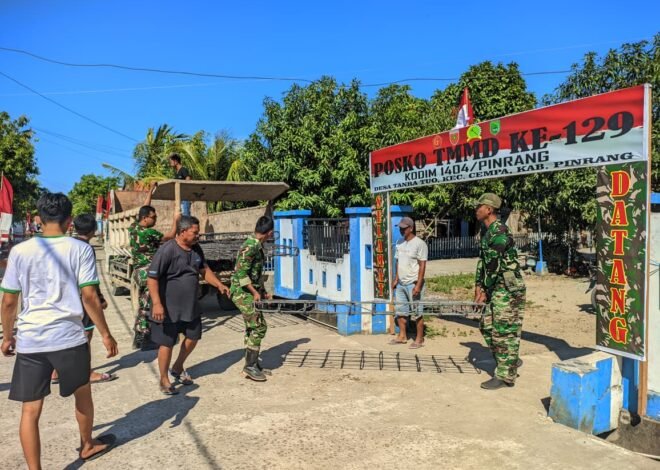 Kompak Tanpa Sekat, Satgas TMMD Ke-129 Kodim 1404/Pinrang dan Warga Bahu-Membahu Angkut Besi Dekker