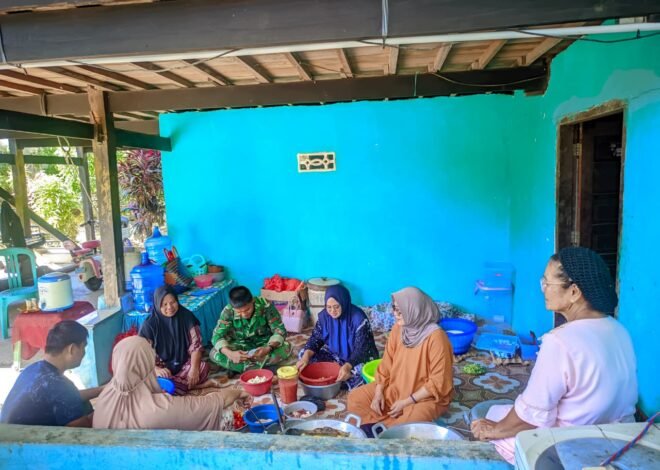 Tumbuhkan Kekeluargaan, Satgas TMMD Ke-129 Kodim 1404/Pinrang Turun Tangan Bantu Ibu-Ibu Bikin Kue