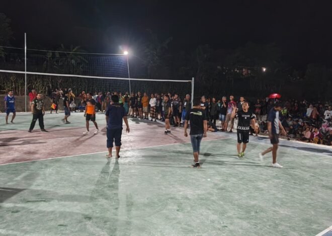 Hangatkan Suasana Malam, Satgas TMMD 129 dan Pemuda Desa Tlemang Tanding Bola Voli di Lapangan Baru