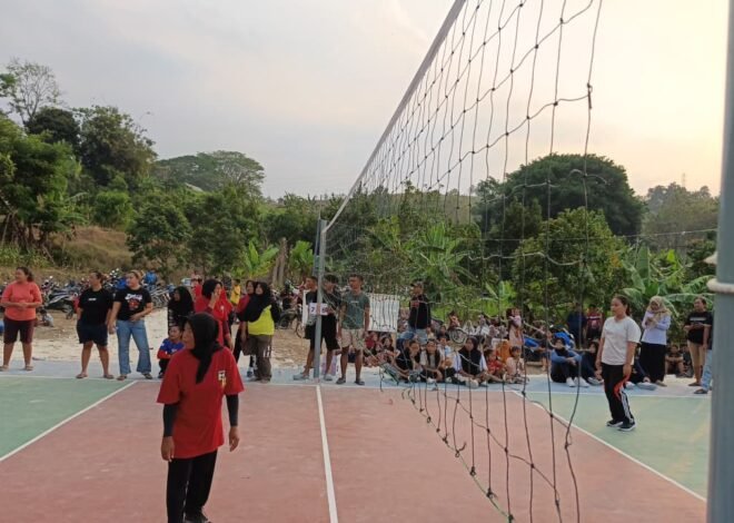 Penuh Gelak Tawa dan Canda, Emak-Emak hingga Gadis Desa Tlemang Unjuk Kebolehan Main Voli Sore di Lapangan Baru Satgas TMMD 129