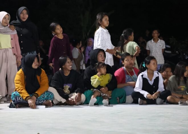 Sorak Sorai Memecah Malam, Kemeriahan Warga Desa Tlemang Penuhi Lapangan Bola Voli Karya Satgas TMMD 129