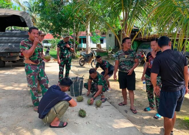 Durian Jadi Perekat Kebersamaan, Satgas TMMD Kodim 1206/Putussibau dan Warga Ulak Pauk Makin Akrab