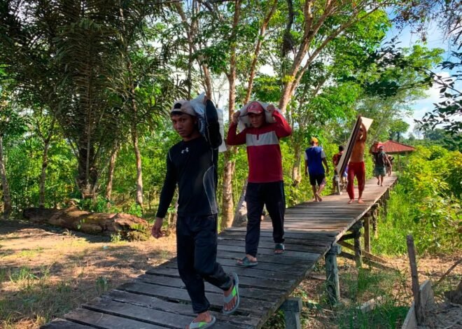 Kekompakan Jadi Kunci, Satgas TMMD Kodim 1206/Putussibau Kompak Muat Material ke Perahu
