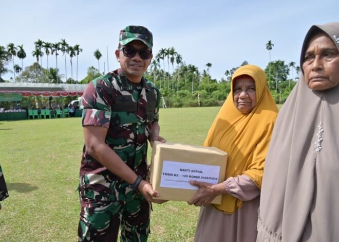 Waaster Kasdam IM Bersama Dandim 0102/Pidie dan Forkopimda Serahkan Bantuan Sosial kepada Warga pada Pembukaan TMMD Ke-129