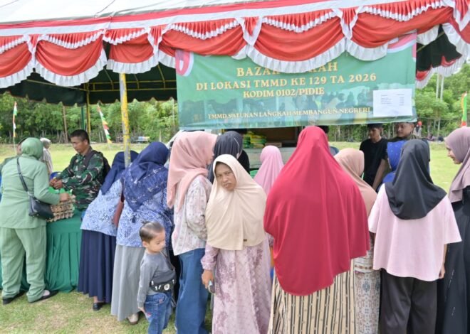 Ketua Persit KCK Cabang XIX Kodim 0102/Pidie Bersama Bhayangkari Layani Warga di Bazar Murah TMMD Ke-129