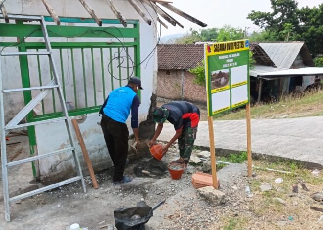 Tingkatkan Keamanan Desa, Satgas TMMD 129 Terus Lanjutkan Rehab Atap Pos Kamling di Desa Tlemang