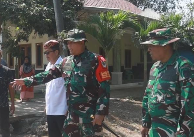 Dandim Cirebon Tinjau Pembangunan Jalan Beton Untuk Peningkatan Akses Desa Luwung Kencana
