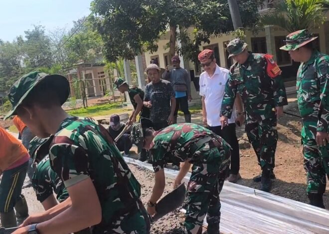 Pantau Progres Hingga Detail, Dandim 0620/Kab. Cirebon Tinjau Pembangunan Jalan Rabat Beton TMMD ke-129 di Desa Luwung Kencana