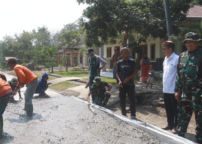 Jaga Mutu Pembangunan untuk Masyarakat, Dandim 0620/Kab. Cirebon Tinjau Pengerjaan Jalan Rabat Beton Program TMMD ke-129 di Desa Luwung Kencana, Kecamatan Susukan