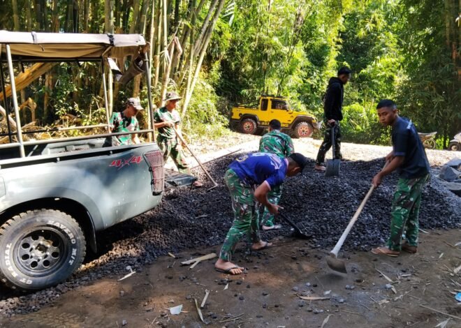 Pelangsiran Material Jadi Kunci Kelancaran Pengerjaan Rabat Beton TMMD Ke-129 Bangli