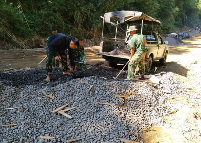 Semangat Gotong Royong Warnai Pelangsiran Material Satgas TMMD Ke-129 Kodim 1626/Bangli