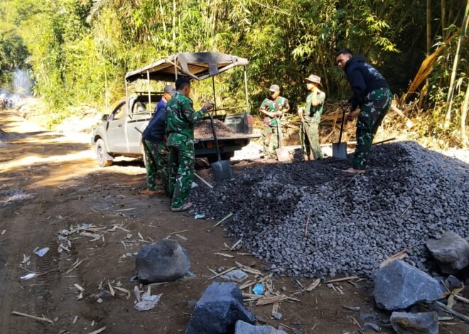 Meski Medan Menantang, Satgas TMMD Bangli Tetap Semangat Angkut Material