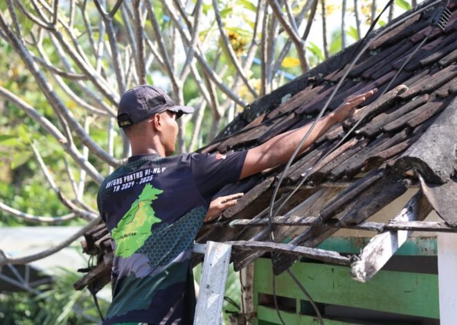 Abadikan Momen Presisi, Tim Penerangan Kodim 0812 Tangkap Potret Kepiawaian Satgas TMMD Bongkar Atap Pos Kamling Desa Tlemang