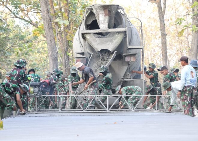 Antara Keringat dan Keindahan Alam, Potret Kerja Keras Satgas TMMD 129 Ukir Jalan Rabat Beton di Desa Tlemang