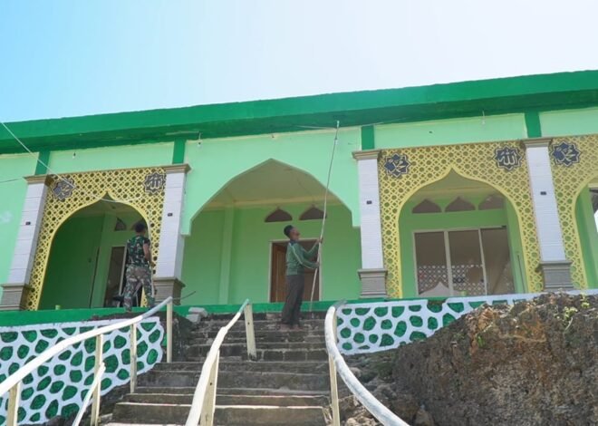 Pengecatan Masjid Desa Polewali Terus Dikebut Satgas TMMD Ke-129 Kodim 1311/Morowali