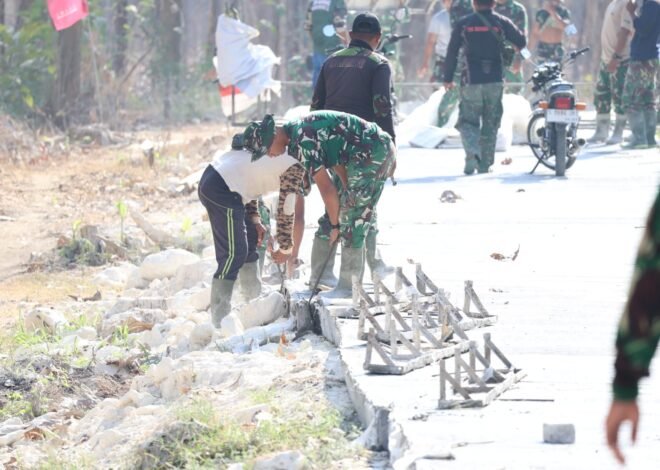 Pemandangan Setiap Sore, Satgas TMMD 129 Bongkar Cetakan Begisting Jalan Beton yang Mengering di Desa Tlemang