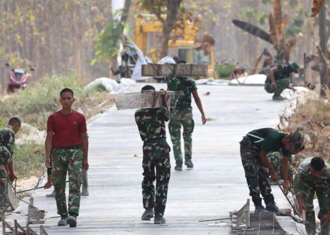 Pemandangan Setiap Pagi, Satgas TMMD 129 Awali Hari Pasang Cetakan Begisting Jalan Rabat Beton di Desa Tlemang