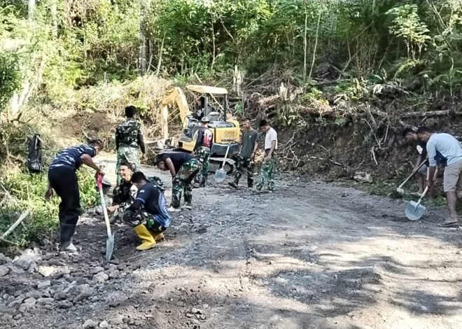 Gotong Royong Ratakan Timbunan Jalan, Satgas TMMD ke-129 dan Warga Perkuat Akses Desa