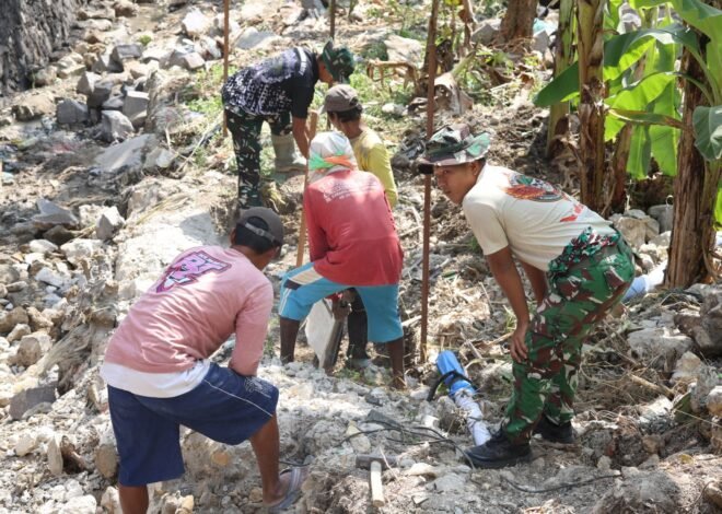 Bahu-Membahu Cegah Longsor, Kekompakan Satgas TMMD 129 dan Warga Desa Tlemang Lanjutkan Pembangunan TPT