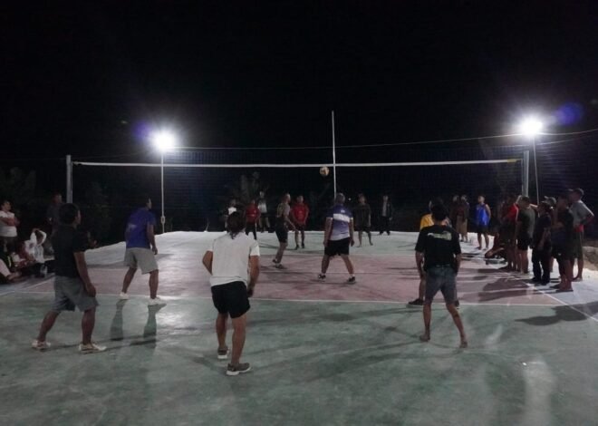 ​Rajut Kebersamaan, Satgas TMMD 129 Kodim 0812/Lamongan dan Karang Taruna Desa Tlemang Jajal Lapangan Voli Baru