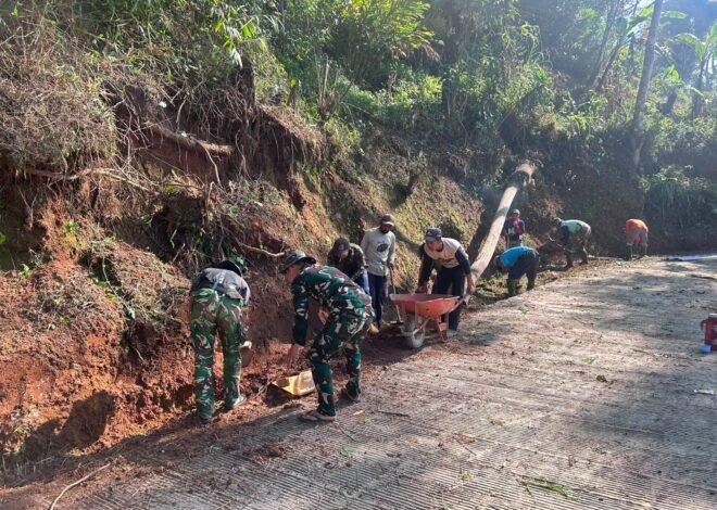 Gotong Royong Satgas TMMD Ke-129 dan Warga Pulihkan Parit Tertutup Longsoran di Desa Mekarmukti