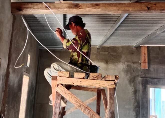 Pengacian Dinding Rumah Bapak Burhanudin Dikebut Satgas TMMD Ke-129 Kodim 0608/Cianjur