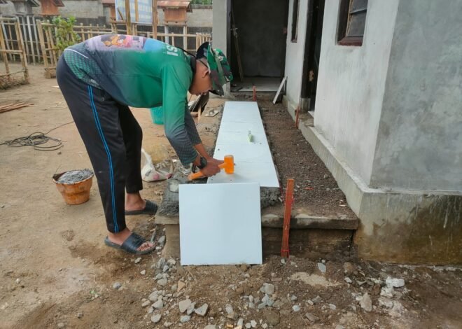 Pemasangan Keramik RTLH TMMD Ke-129 Tingkatkan Kenyamanan Hunian Warga Desa Sekardadi