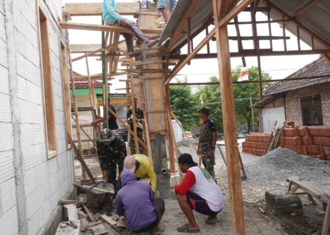 Menyatu dalam Keringat dan Harapan: Satgas TMMD ke-129 dan Warga Gotong Royong Pengecoran Tiang RTLH ​