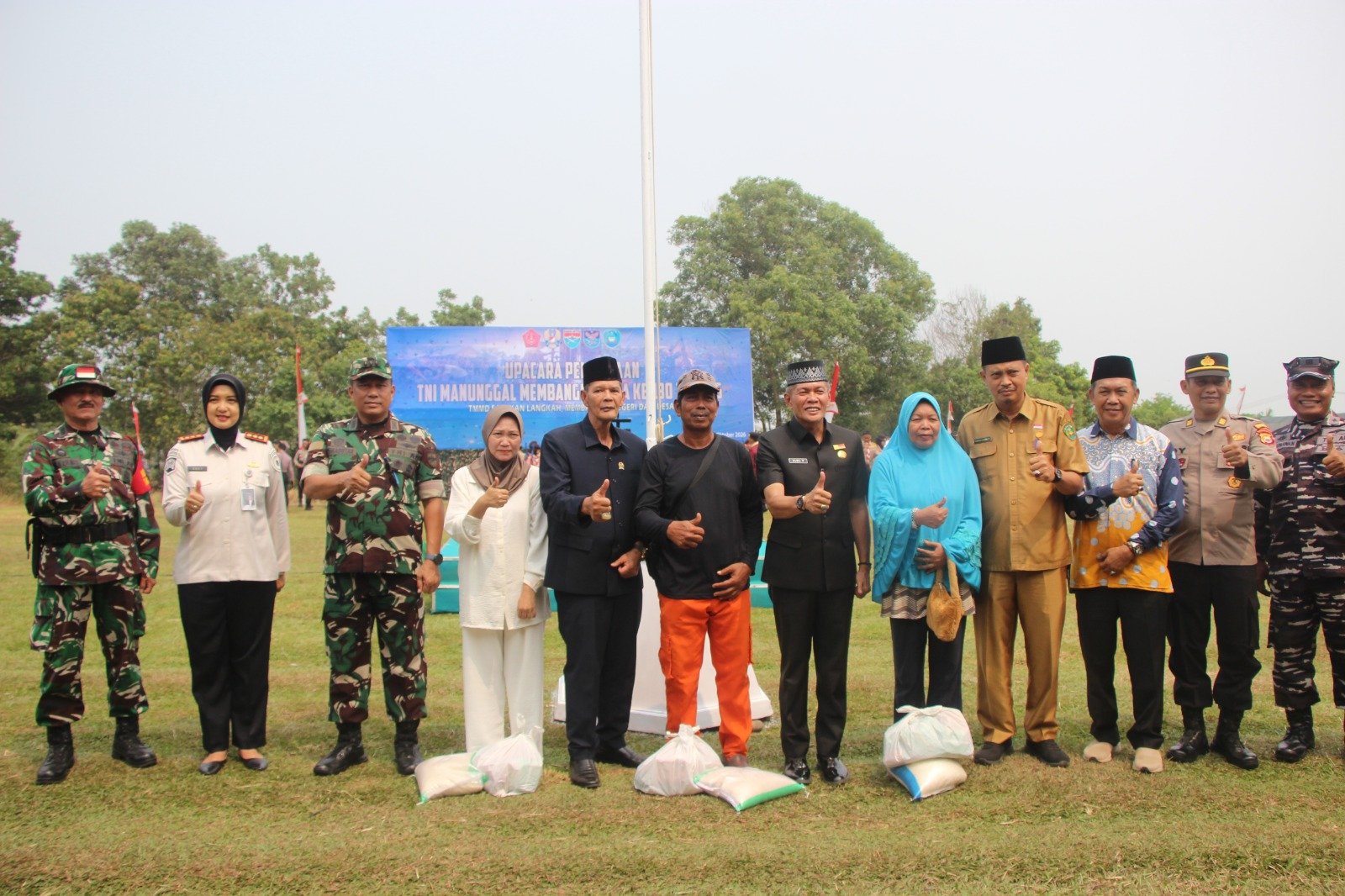 Warga Kandang Limun Dapat Sembako di Gelaran TMMD ke-130 TNI