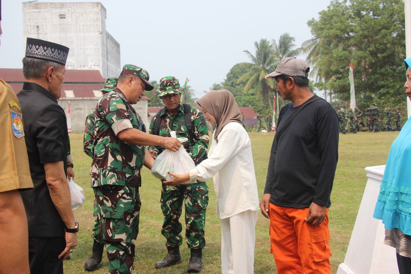 TMMD ke-130: TNI Berikan Dukungan Sosial lewat Bantuan Sembako di Kandang Limun