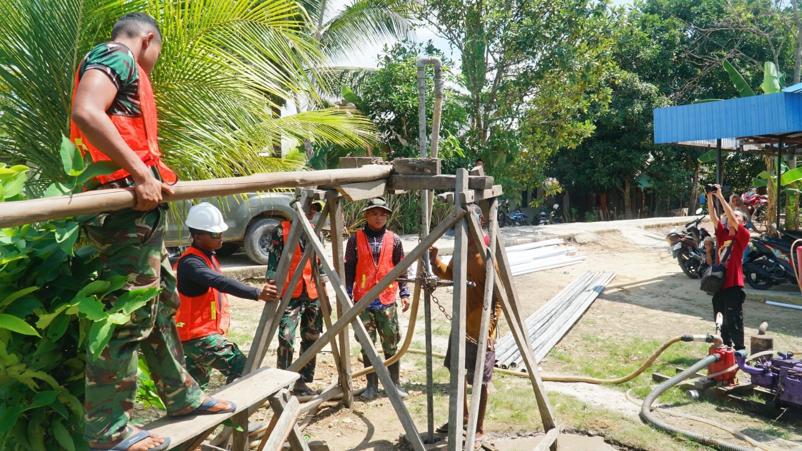 Satgas TMMD Ke-129 Lanjutkan Tahap Pengeboran Sumur Bor Sasaran 3 di Desa Bandar Raya