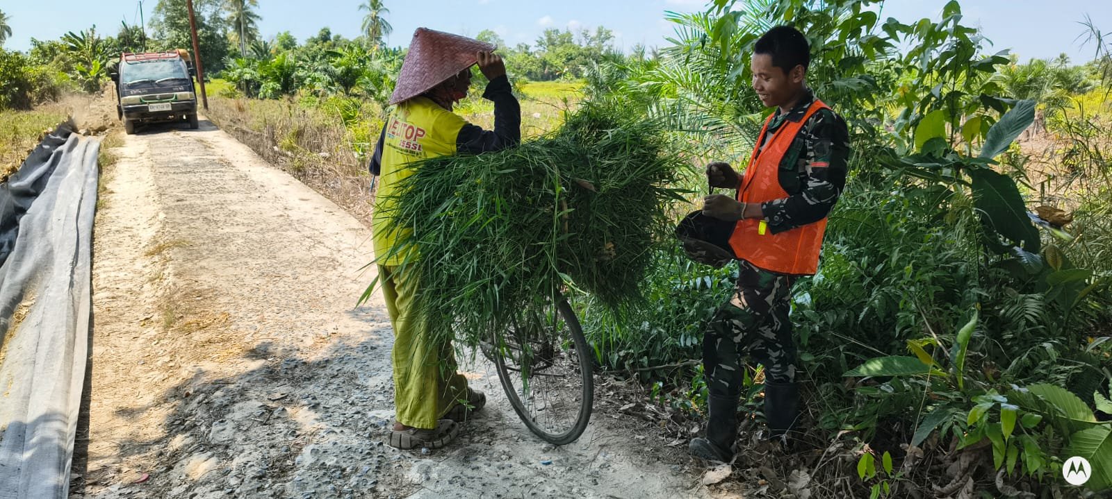 Sapaan Hangat Satgas TMMD Perkuat Semangat Gotong Royong Warga Desa Bandar Raya