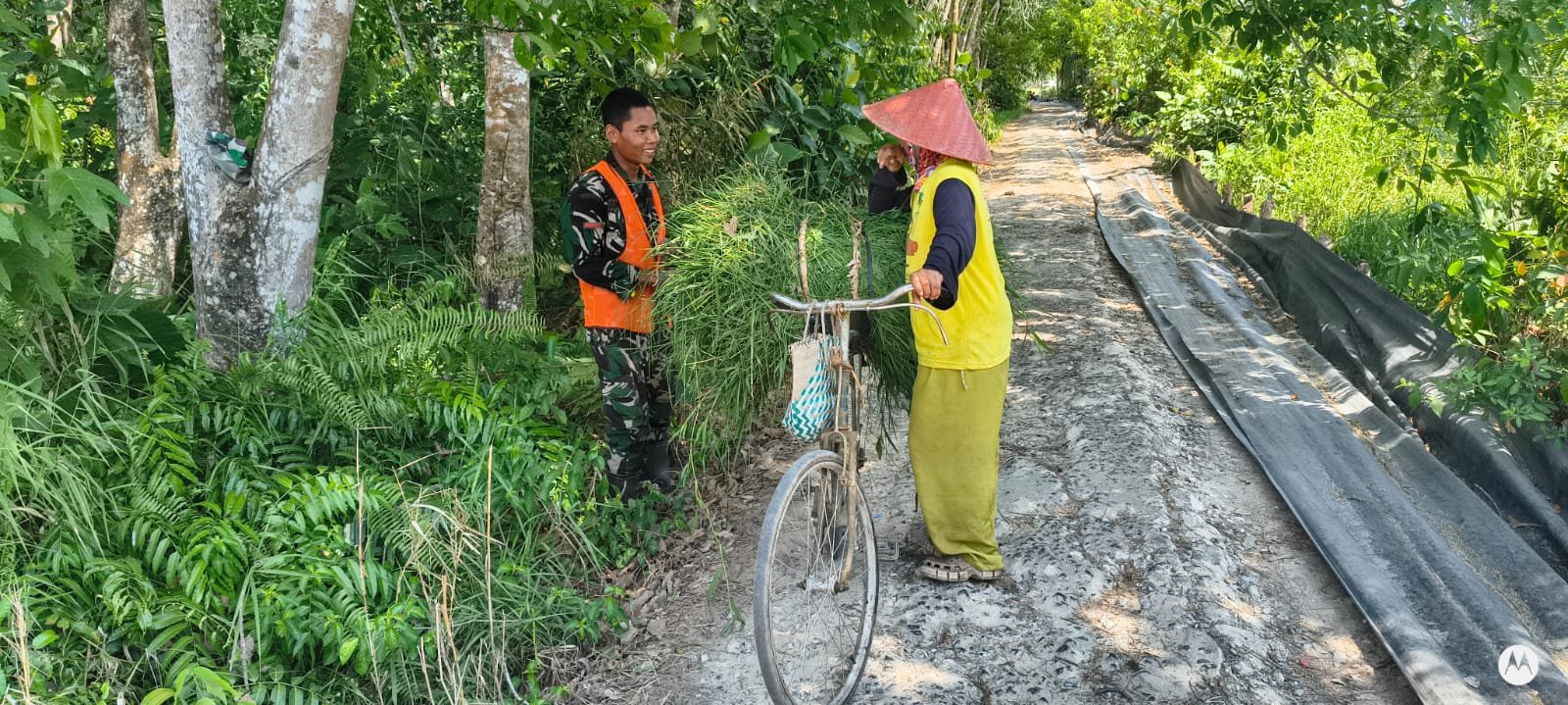 Senyum dan Sapaan Satgas TMMD Jadi Energi Positif Bangun Kebersamaan di Desa Bandar Raya
