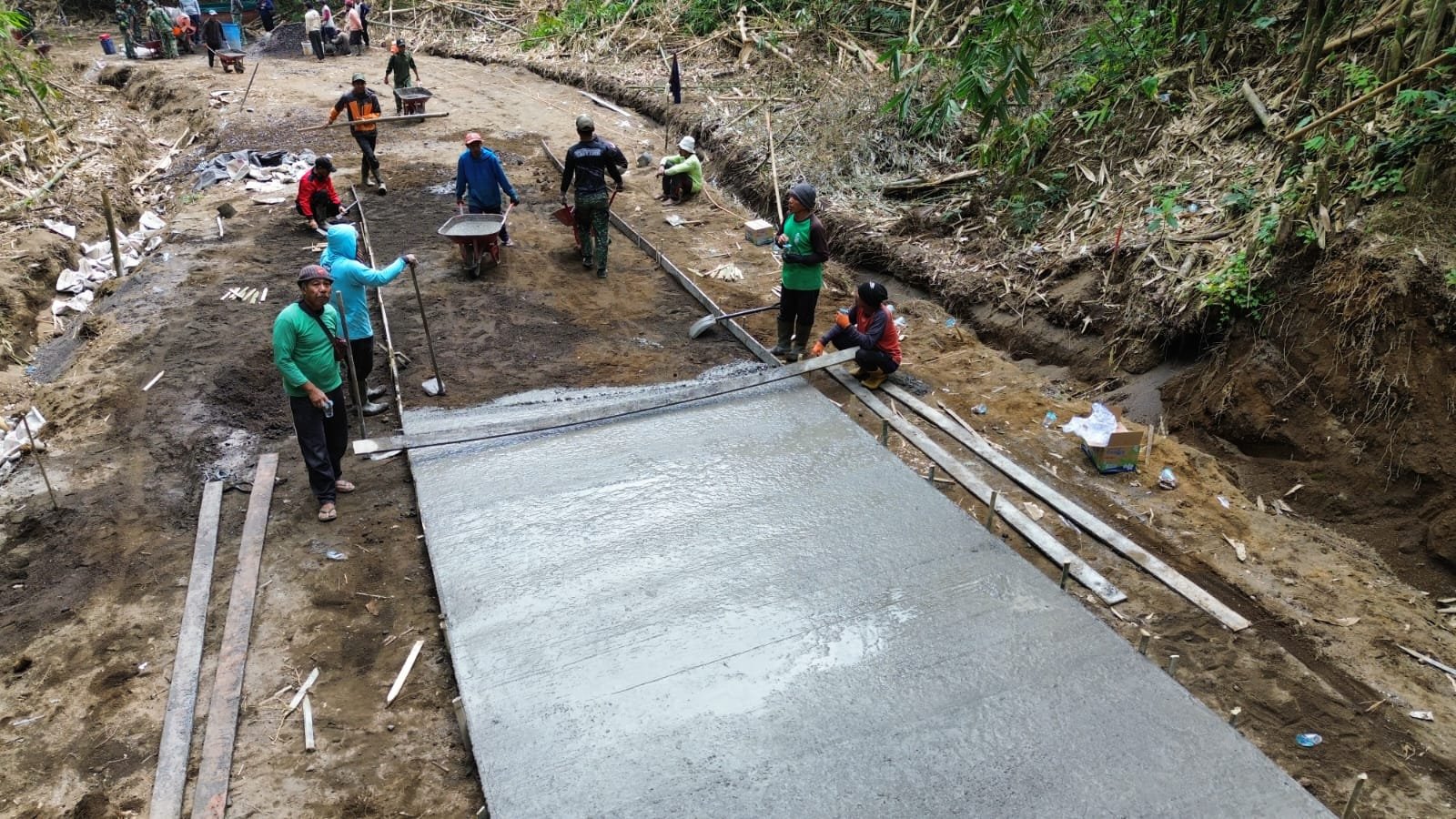 Gotong Royong TNI dan Warga Jadi Kunci Percepatan Rabat Beton TMMD Ke-129 Bangli