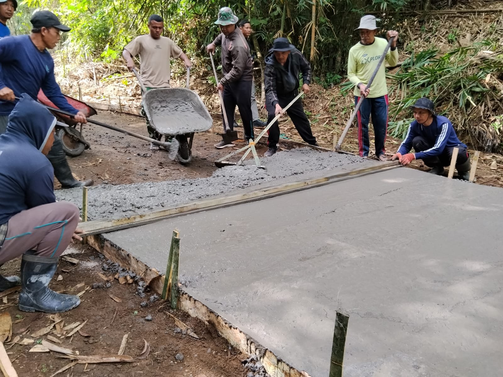 Cuaca Berubah-ubah Tak Hambat Semangat Satgas TMMD Ke-129 Bangli Tuntaskan Rabat Beton