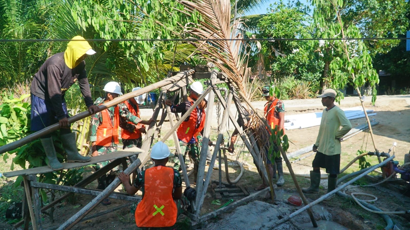 Gotong Royong Satgas TMMD dan Warga Percepat Pengeboran Sumur Bor di Desa Bandar Raya