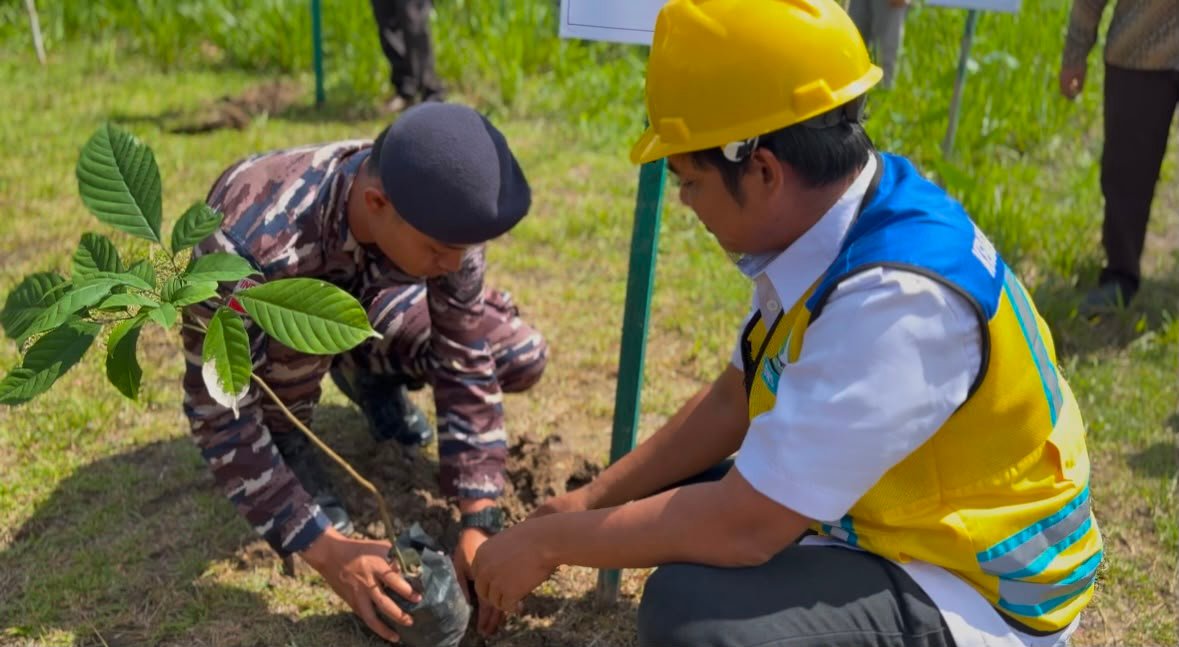 Tanam Pohon Buah di Embung Lapri, TMMD Ke-129 Perkuat Ketahanan Wilayah Melalui Ketahanan Pangan Berkelanjutan